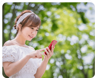 スマホで申し込む女性