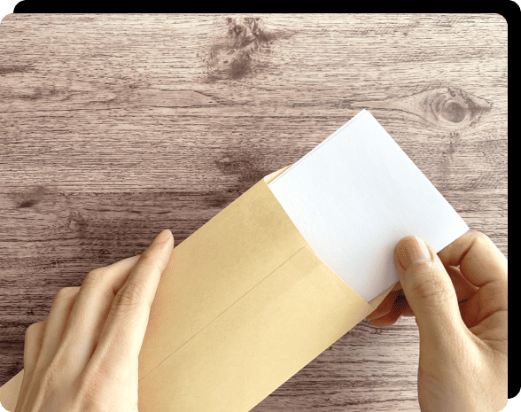 商品をポストに投かんする人