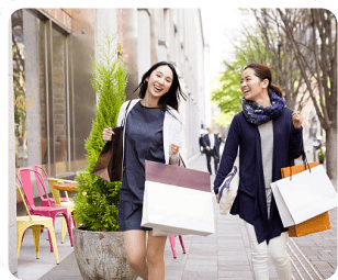 ショッピングする女性