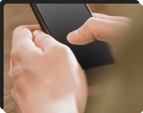 スマホで撮影する人